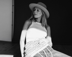 Екатерина Кузнецова устроила глубокую фотосессию в изысканных образах