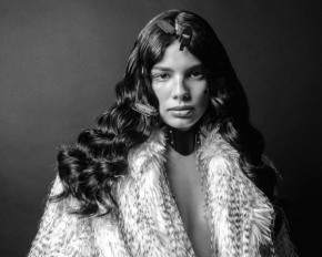 Шуба на голое тело и ботфорты: Мишель Андраде устроила трендовую студийную съемку