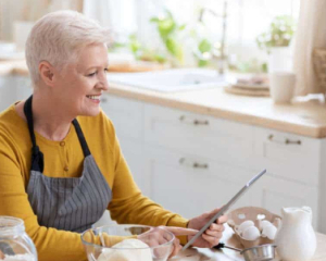 Какой продукт добавить в рацион после 50 лет, чтобы избежать переломов