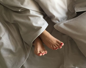 Три вечірні звички взимку, які допоможуть зігрітися та швидше заснути