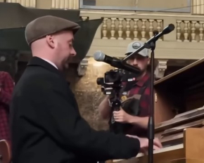 Укрзализныця почтила память Михаила Клименко. Поезд № 55 будет отправляться под песню &quot;Целуй&quot;