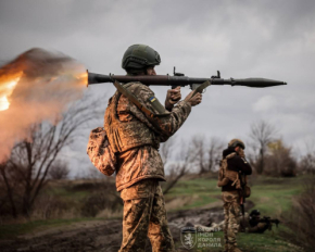 &quot;Тримають фронт&quot;: Зеленський привітав Сухопутні війська і показав кадри бойової роботи