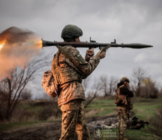 &quot;Тримають фронт&quot;: Зеленський привітав Сухопутні війська і показав кадри бойової роботи