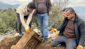 Пастух знайшов римську стелу з унікальним різьбленням