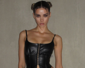 Украинская модель Лиза Коваленко показала стройную фигуру в кожаном мини