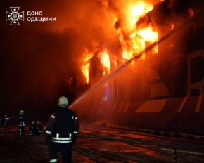 Російський удар по Одещині: загорілось цивільне судно
