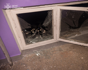 Российский дрон попал в многоэтажку в Сумах: показали ужасные последствия