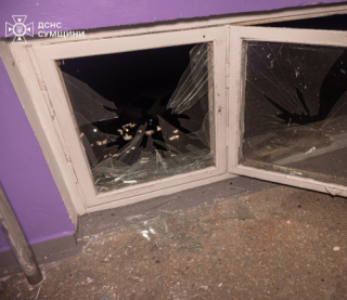 Російський дрон влучив у багатоповерхівку в Сумах: показали жахливі наслідки