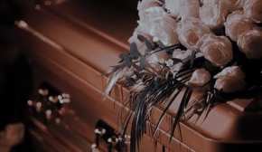 Можно ли класть деньги в гроб или яму: ответ священника