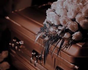 Чи можна класти гроші в труну чи яму: відповідь священника