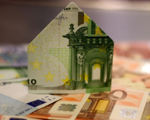 Курс євро рвонув угору, що з доларом