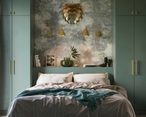 Встроенная кровать и акцентный гарнитур: какие дизайнерские решения создают завершенный интерьер спальни