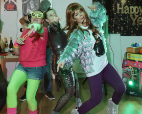 Море блиску, перуки й лосини: Іванна Онуфрійчук з матір'ю і сестрою влаштувала корпоратив у стилі 80-х