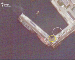 Знімки показали наслідки атаки дрона поруч із підводним човном РФ