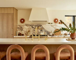 Фурнитура, освещение и натуральный декор: что сделает серую кухню более привлекательной