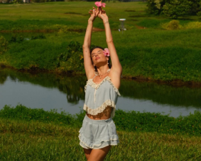 44-річна Алессандра Амбросіо похвалилась ідеальними формами в невагомій піжамі