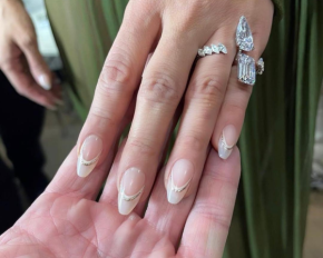 Дженніфер Лопес задала тренд на святковий манікюр: дивіться фото