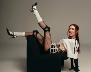 MamaRika в странном корсете и ультрамини устроила дерзкую фотосессию на кресле