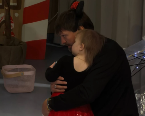 Усик в обручі Мінні Маус підтримав найменшу доньку на першому святі: чуттєві фото