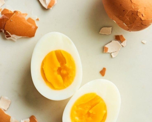 Как почистить яйцо, чтобы белок был идеально гладким: метод американской шеф-кухарки