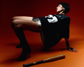 Анна Неплях устроила горячую фотосессию в коротком парике и серебряном ультрамини