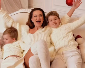 40-летняя Анна Саливанчук устроила рождественскую съемку с подросшими сыновьями