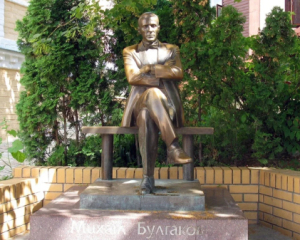 У Києві демонтують пам'ятники Булгакову, Ахматовій та написи російською на Житньому ринку