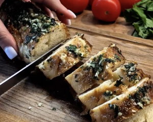Как сделать черствый хлеб снова мягким и необычным вкусным: пряность, которая придаст особый вкус