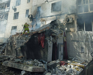 Росіяни вдарили безпілотником по багатоповерхівці в центрі Чернігова