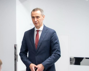 В Україні планують підвищити зарплати лікарям і медсестрам: які суми
