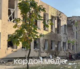 Російська авіація атакувала Суми, бомба влучила у школу
