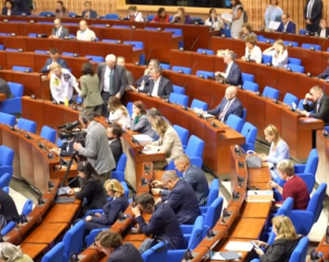 ПАСЕ единогласно признала нелегитимной вновь сформированную Госдуму РФ и осудила "выборы"
