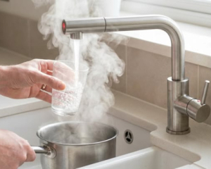 Чому гаряча вода з-під крану не підходить для приготування їжі: це варто знати кожному
