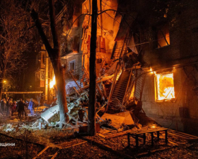 Російська ракета влучила у багатоповерхівку в Харкові, є жертви