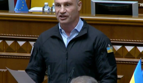 Вуличний тиск чи постріл у небо? Чим завершиться нова битва Зеленського з Кличком за Київ