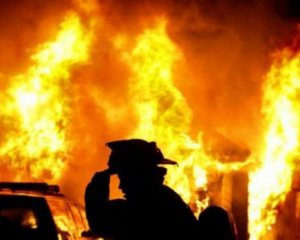 Чоловік підпалив будинки і обстріляв пожежників