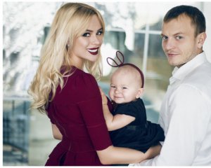Дружина футболіста Гусєва вивела крихітну доньку на подіум