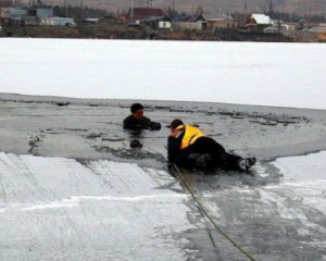 Тела двух рыбаков нашли под льдом