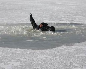 Мужчина спас из-под льда собаку