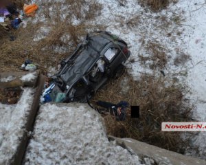 Легковушка слетела с моста: погиб водитель