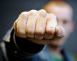 Депутат вдарив односельця, який знімав збори