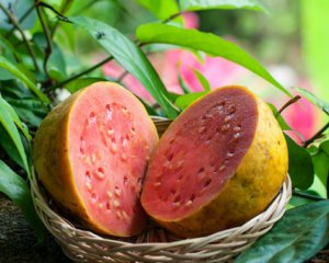 Вчені розповіли про фрукти, які захищають від раку