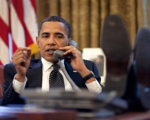 Обама по "красному телефону" предупредил Путина