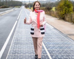 Відкрили першу в світі дорогу з сонячних батарей