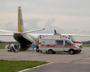 Літак із пораненими військовими терміново сів у Вінниці