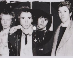 В своей песне Sex Pistols назвали королеву &quot;кретинкою&quot;