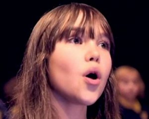Дівчинка з аутизмом зворушливо виконала пісню Леонарда Коена
