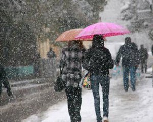 У вівторок по Україні очікуються снігопади і дощі