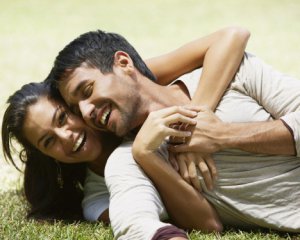 Психологи объяснили, почему женщинам нравятся веселые мужчины