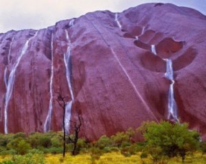 Гігантська червона скеля в Австралії перетворилася на водоспад